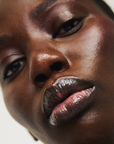 Soin des lèvres naturel et vegan Melayci, hydratant et glossy, porté par un modèle femme à la peau noire.