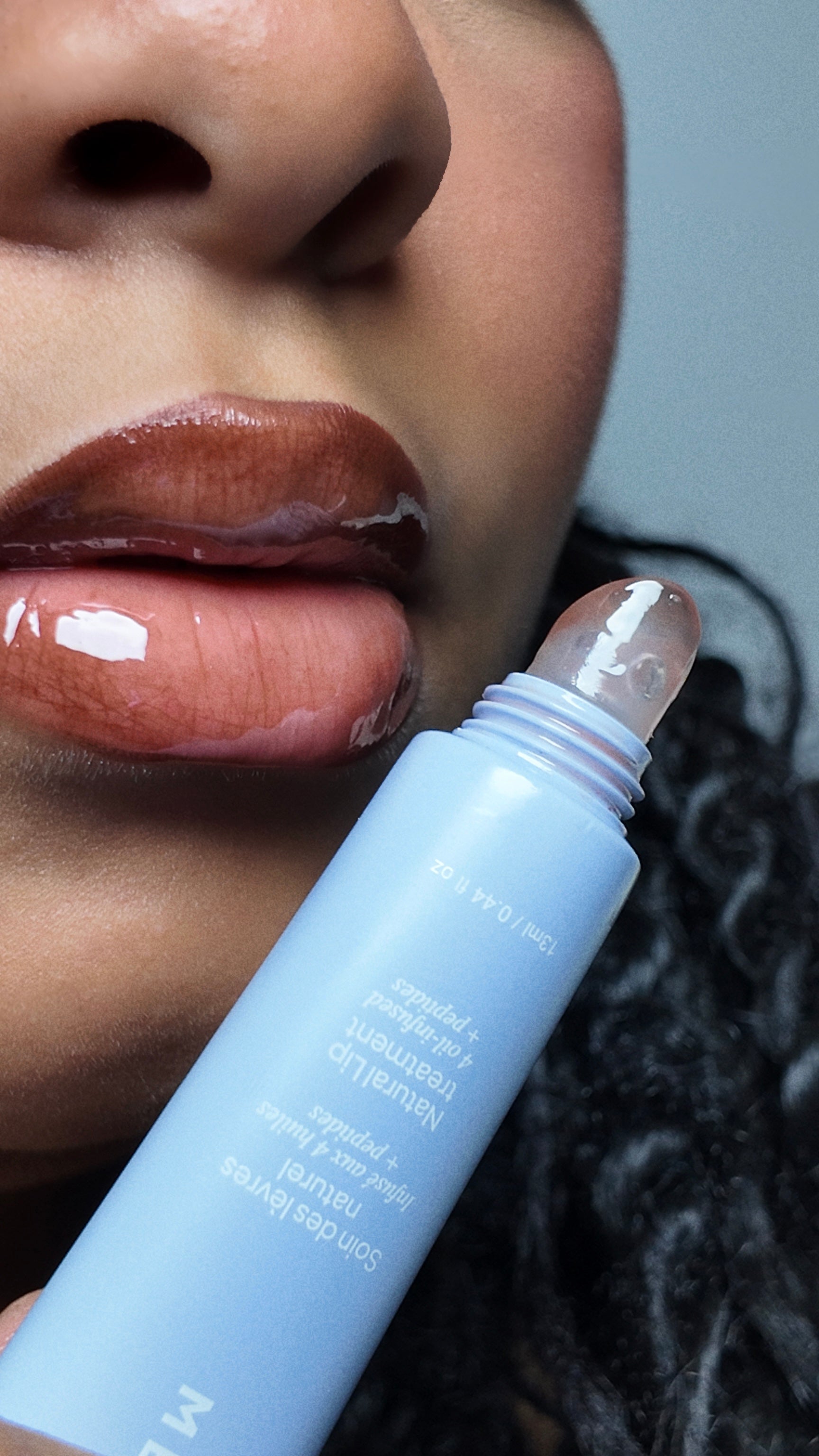 La tendance du “Combo Lips” : soin glossy + crayon à lèvres