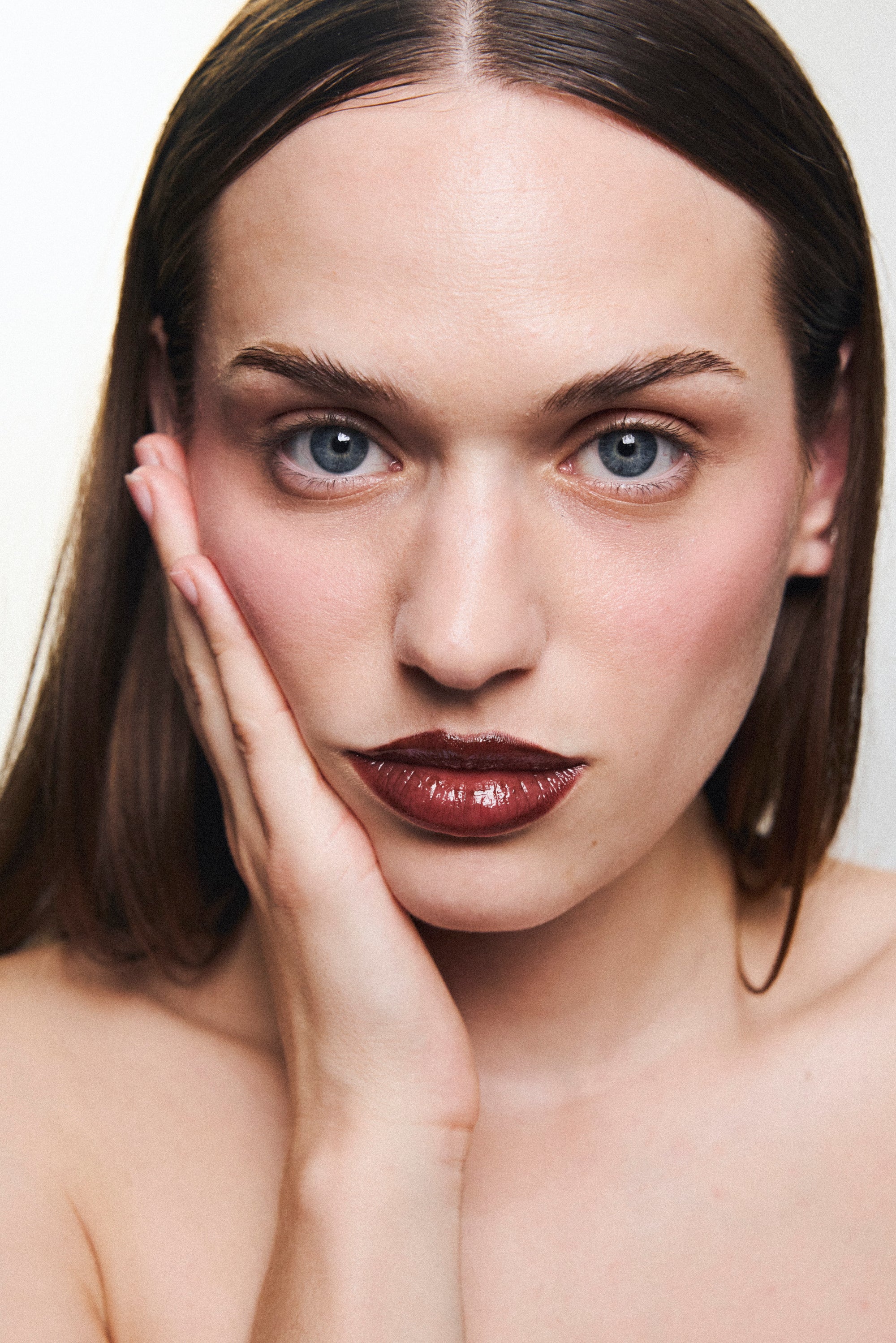 Gloss à lèvres teinte Espresso marron Melayci porté par un modèle femme à la peau blanche, nourrissant et glossy.