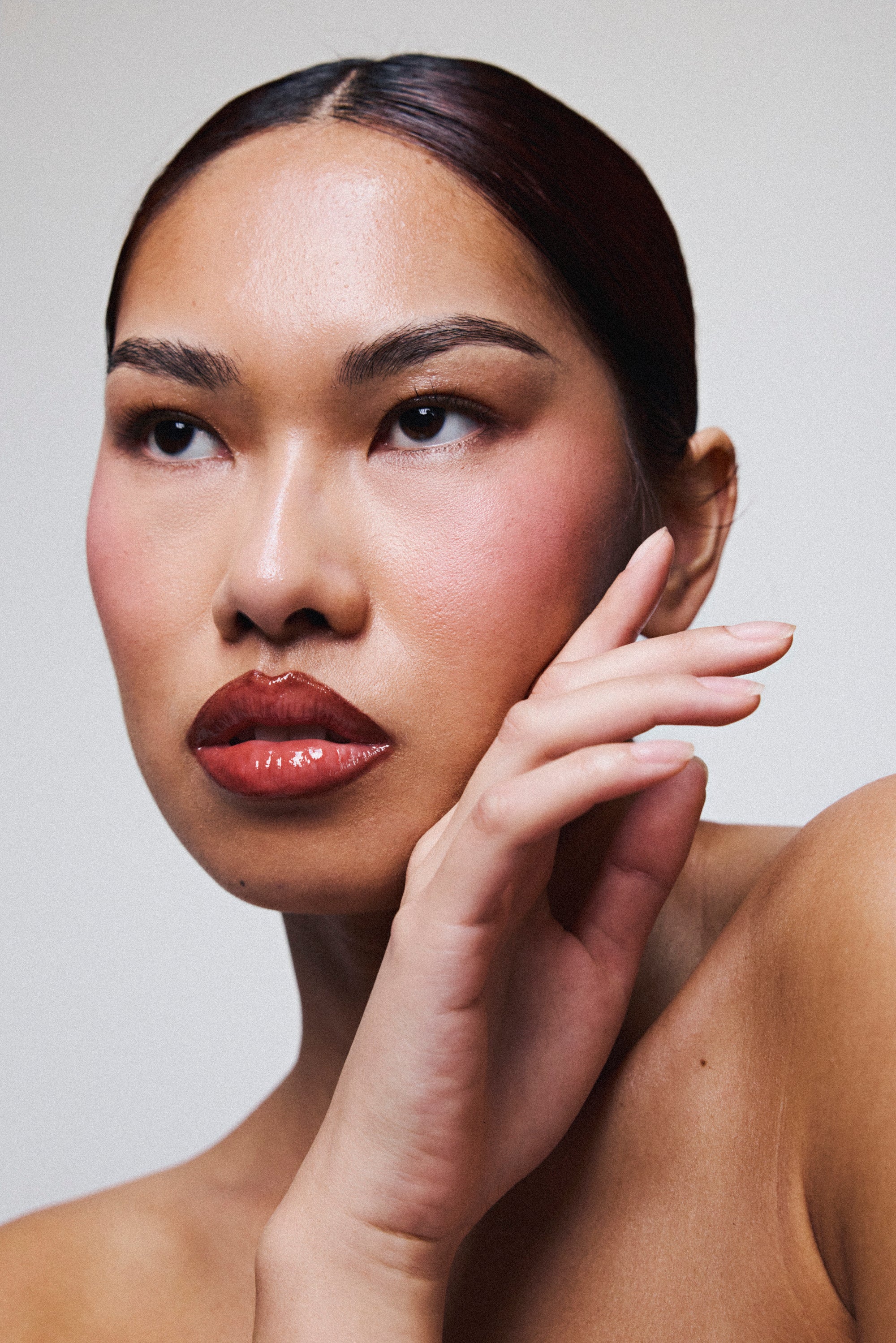 Gloss à lèvres et crayon à lèvres teinte Raspberry Melayci porté par un modèle femme à la peau mate et asiatique, nourrissant et glossy.