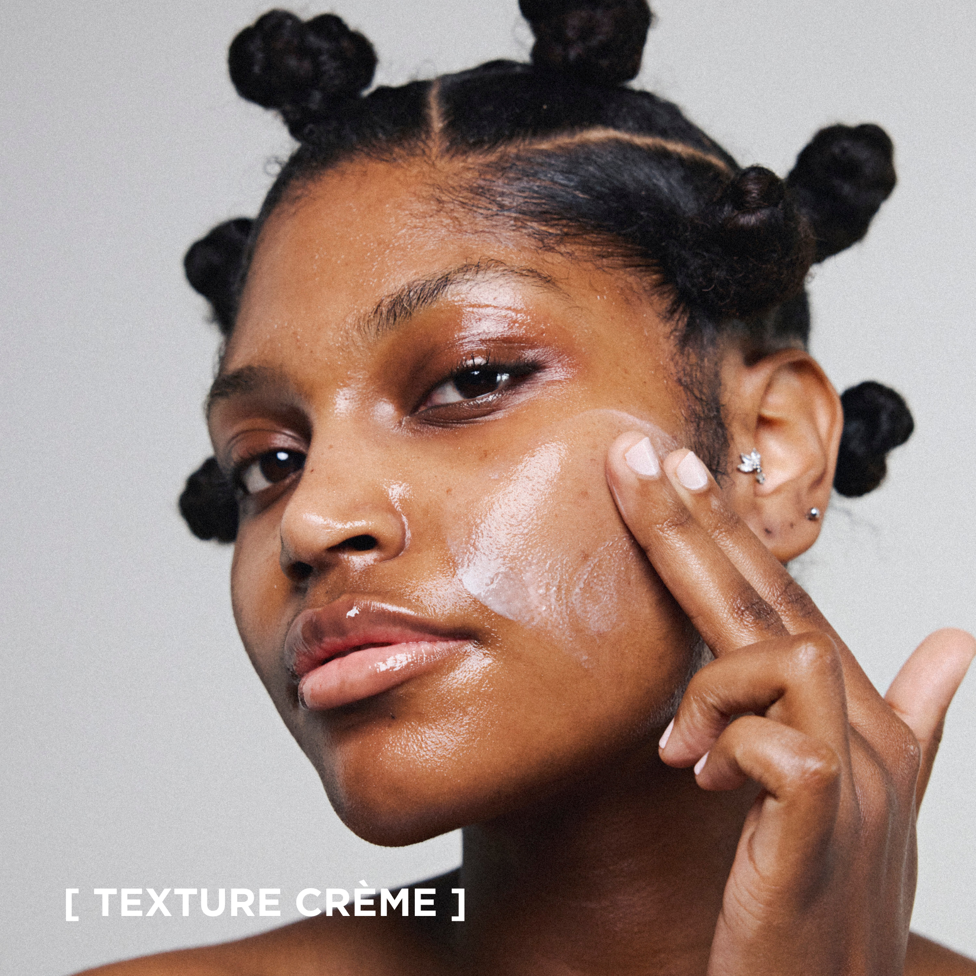 Application de l’huile visage modulable Melayci montrant sa texture crème sur la peau.
