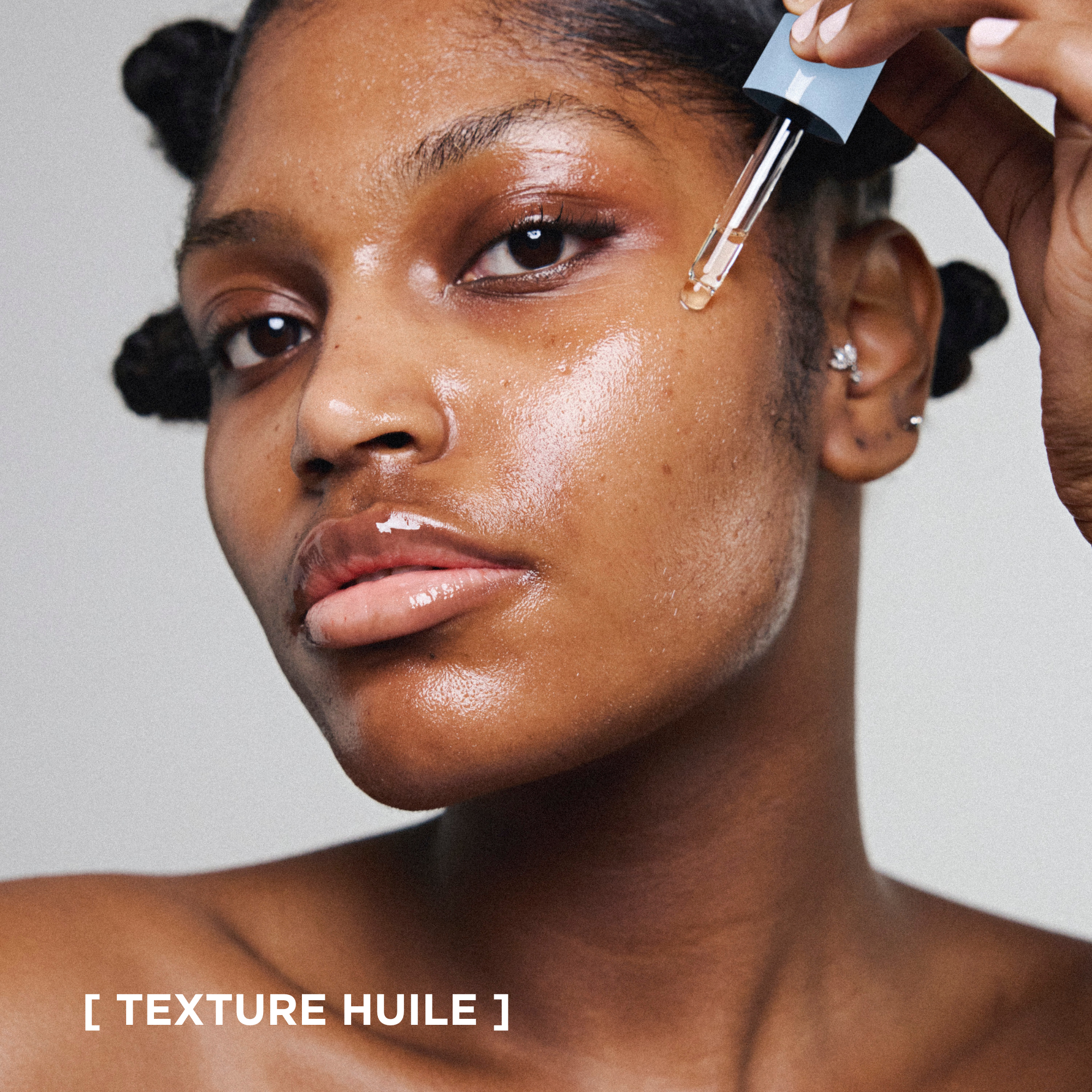 Application de l’huile visage modulable Melayci montrant sa texture huile sur la peau.

