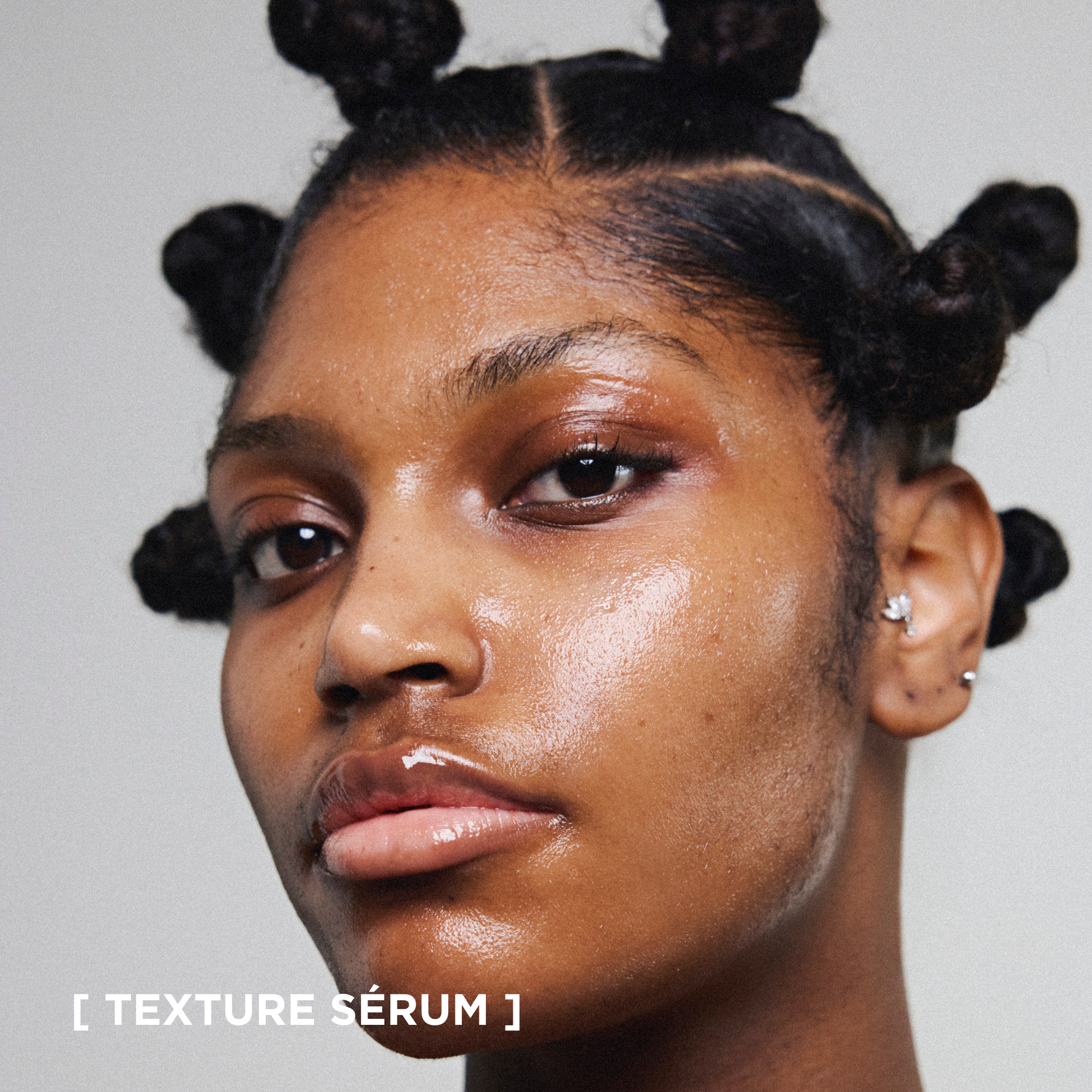 Application de l’huile visage modulable Melayci montrant sa texture serum sur la peau.
