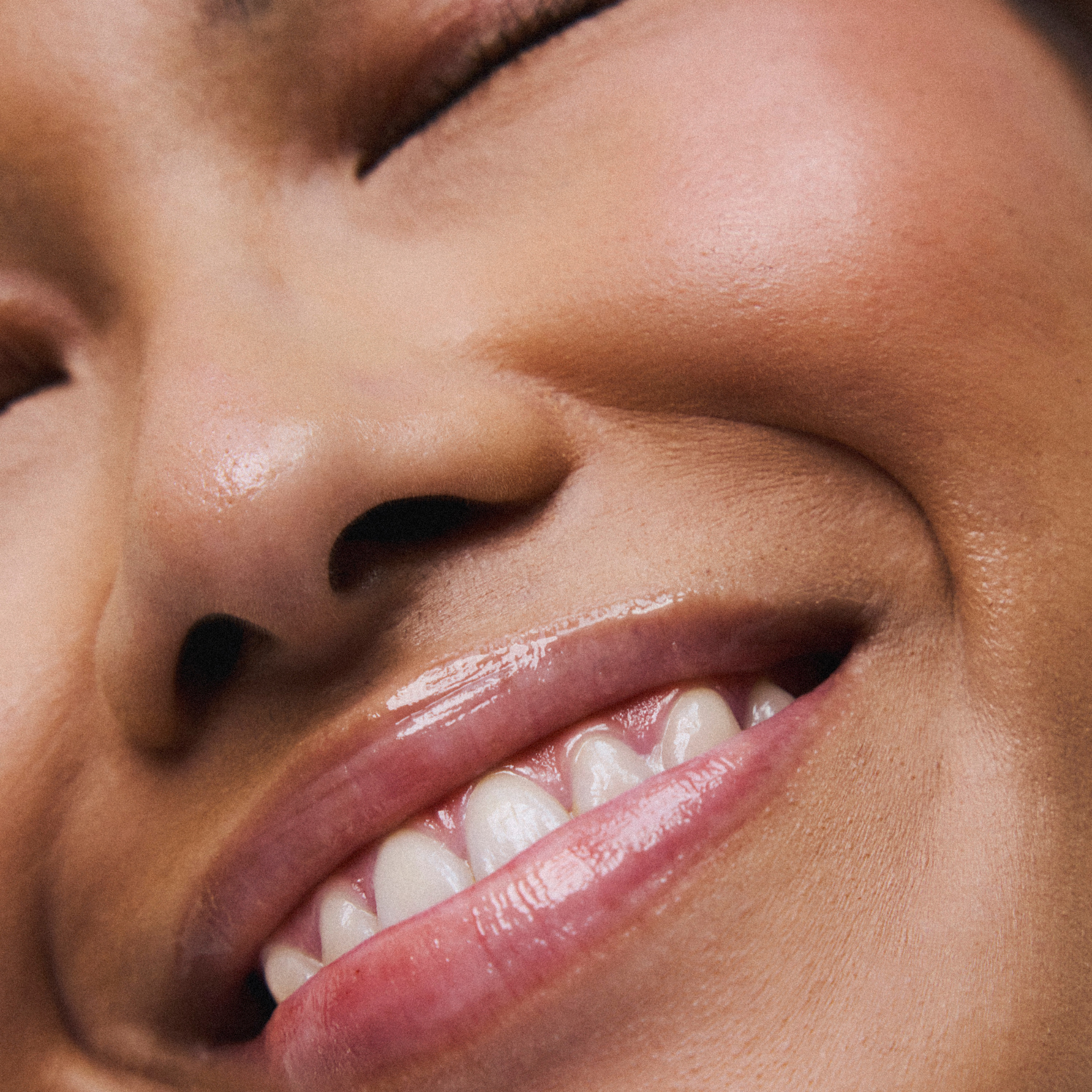 Soin des lèvres naturel et vegan Melayci, hydratant et glossy, porté par un modèle femme à la peau mate et asiatique.