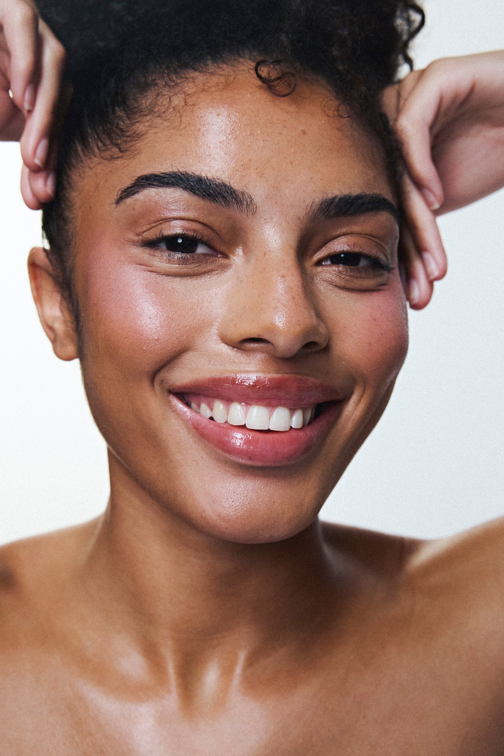 Soin des lèvres naturel et vegan Melayci, hydratant et glossy, porté par un modèle femme à la peau métissée.