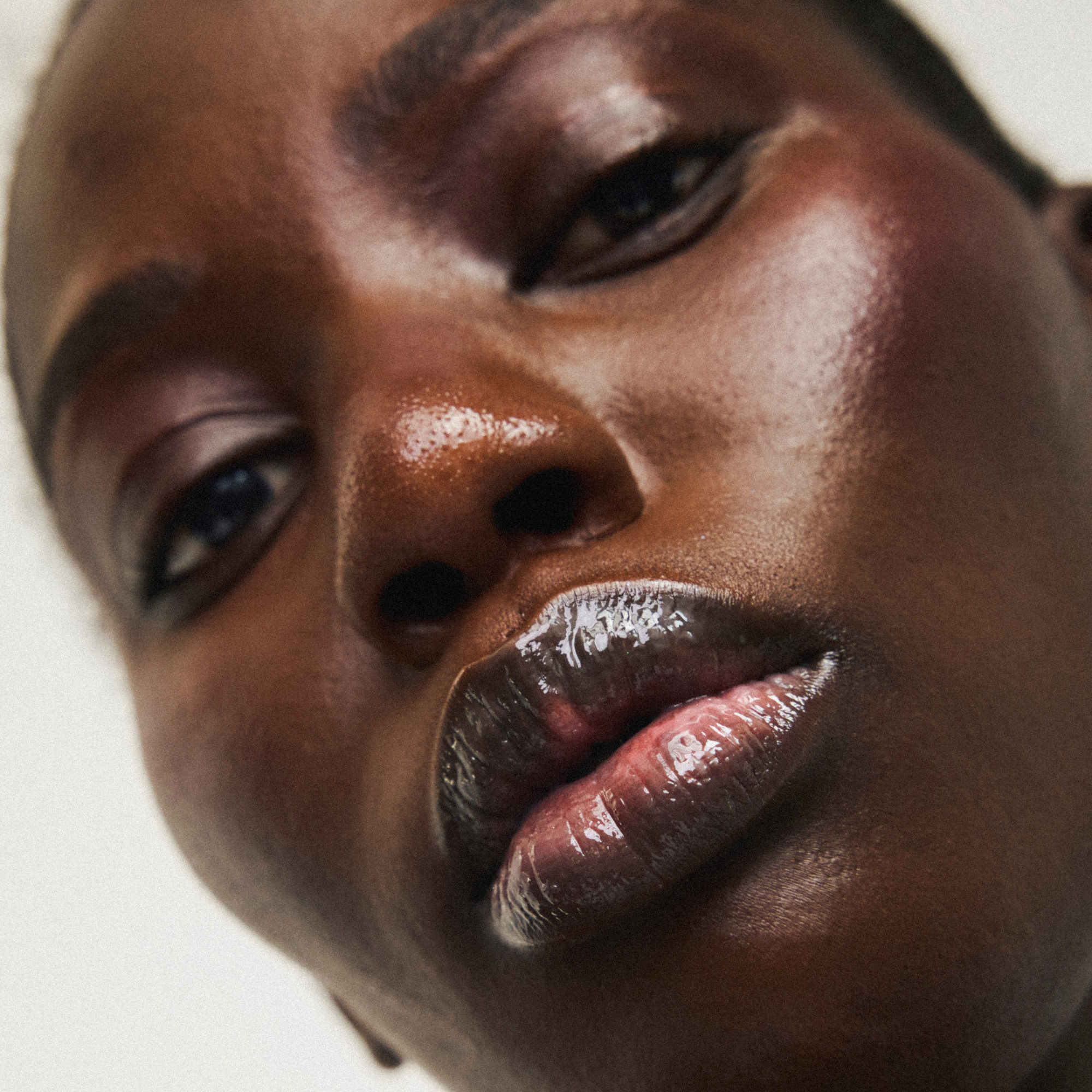 Soin des lèvres naturel et vegan Melayci, hydratant et glossy, porté par un modèle femme à la peau noire.