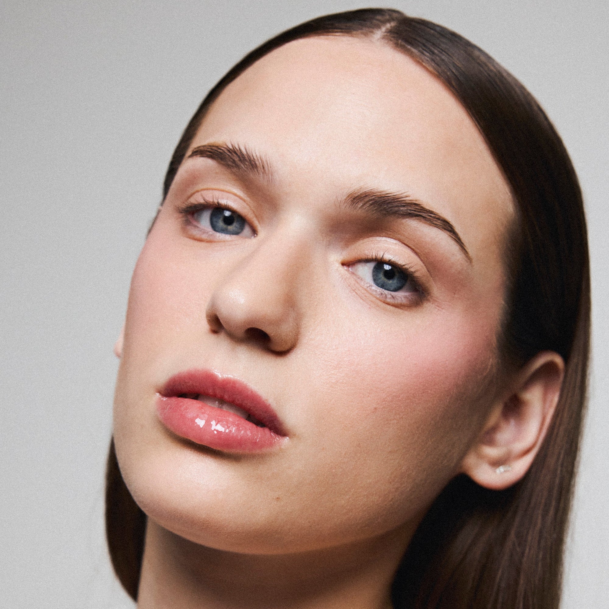 Soin naturel Melayci porté par une femme à la peau blanche.